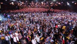 إيرانيون يحتشدون في أحد مؤتمرات المقاومة الإيرانية في باريس