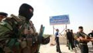 بالصور.. تفريق محتجين بهراوات وخراطيم مطاطية أمام حقل الزبير العراقي