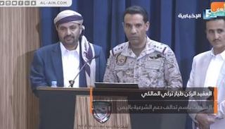 المالكي يتوسط اثنين من مشايخ صعدة في المؤتمر الصحفي