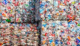 نفايات مجمعة لغرض فرزها - أرشيفية