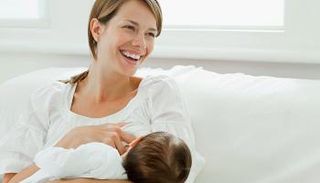 الرضاعة الطبيعية مفيدة للأم والطفل