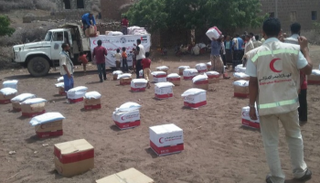 الهلال الأحمر الإماراتي يوزع 600 سلة غذائية في محافظة الضالع