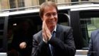 المغني كليف ريتشارد يحصل على تعويض من "بي بي سي"