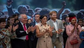 الأمير هاري وزوجته ميجان داخل المعرض