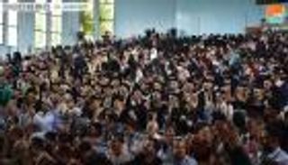 بالصور.. الهلال الأحمر الإماراتي يرعى تخرج طلاب بجامعة تعز اليمنية