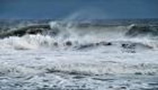 "أرصاد الإمارات" يحذر من اضطراب الموج في الخليج العربي