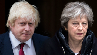 رئيسة الوزراء البريطانية تيريزا ماي ووزير الخارجية السابق بوريس جونسون