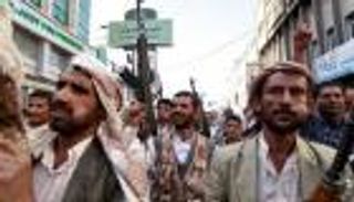 الحوثي يقتل شيخ قبيلة ونجله في عمران قبل نهب منزله