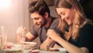 تناول العشاء مبكرا يحمي من سرطاني البروستاتا والثدي