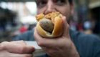 دراسة: النقانق واللحوم المعالجة ربما تصيب بالهلوسة