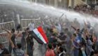 قتيلان في مظاهرات العراق.. وتفريق محتجين بالقوة وسط بغداد