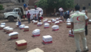 الهلال الأحمر الإماراتي يوزع مساعدات غذائية على مئات الأسر بحضرموت