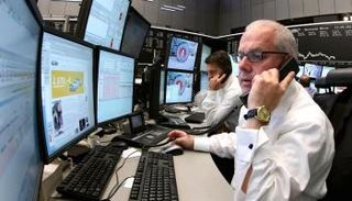 المخاوف السياسية في إيطاليا تهبط بالأسهم 