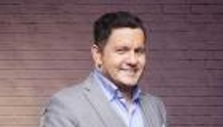 بالفيديو.. إدوارد يعود للغناء بـ"مفيش مني"