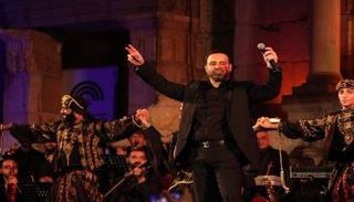 المطرب عاصي الحلاني خلال حفل افتتاح مهرجان جرش