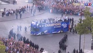 حافلة المنتخب الفرنسي في الشانزليزيه