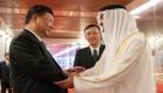 محمد بن زايد يودّع الرئيس الصيني لدى مغادرته الإمارات