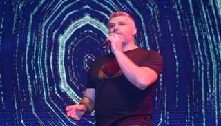 المغني فارس كرم خلال الحفل