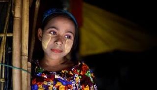 فتيات الروهينجا يتجملن بالمساحيق الطبيعية