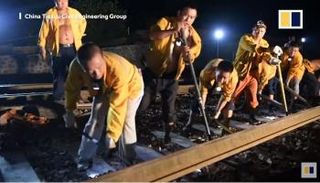 صينيون يبنون مسار سكة حديد في 3 ساعات ونصف