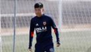 فالنسيا يُحصن موهبته الكورية بشرط جزائي ضخم