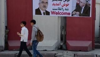 لافتة ترحب بعودة عبدالرشيد دوستم من المنفى