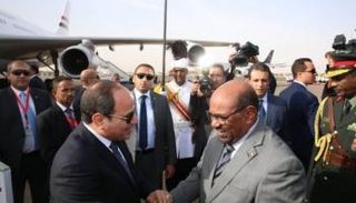 الرئيس المصري عبدالفتاح السيسي ونظيره السوداني عمر البشير