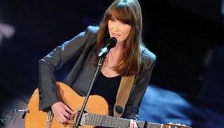 المغنية كارلا بروني