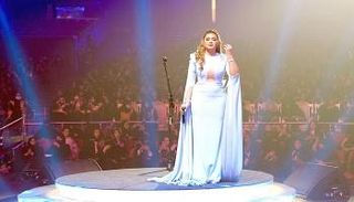 الفنانة السعودية وعد تتألق في الحفل النسائي الأول في أبها