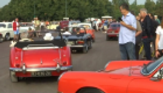 موكب سيارات كلاسيكية بشوارع باريس