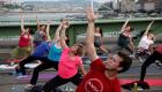 بودابست تجمع محبي اليوجا على جسر نهر الدانوب