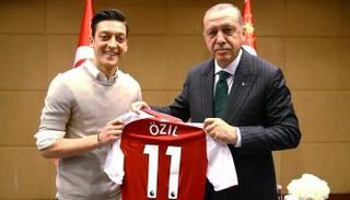 أوزيل مع أردوغان - أرشيفية
