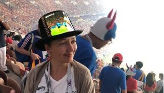 شركة صينية تطور شاشات تليفزيونية يمكن لصقها على الملابس والقبعات