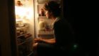 تناول الطعام ليلا يزيد خطر الإصابة بالسرطان