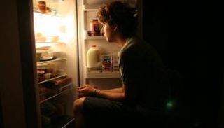 تناول الطعام ليلا يزيد خطر الإصابة بالسرطان