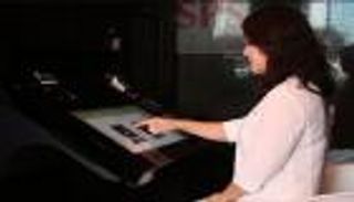 شرطة دبي تكرم أول صينية تقدم معاملة بمركز الشرطة الذكي