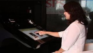 ليو تبينج، أول صينية تقدم معاملة بمركز شرطة دبي الذكي