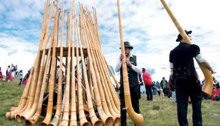 جانب من احتفالات مهرجان البوق الشعبي في سويسرا