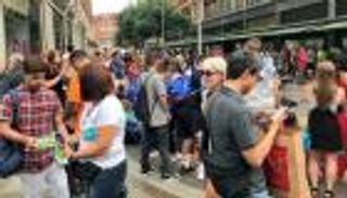 بالصور.. بريطانيون يوزعون منشورات رفضا لزيارة تميم راعي الإرهاب