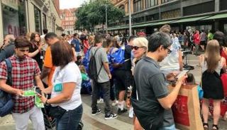 بريطانيون ضد الإرهاب القطري يوزعون منشورات رفضا لزيارة تميم