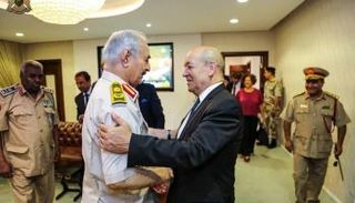 المشير خليفة حفتر ووزير الخارجية الفرنسي جان إيف لودريان