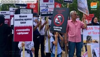 احتجاجات رافضة لتميم في لندن 