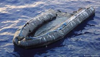 قارب مطاطي - أرشيفية