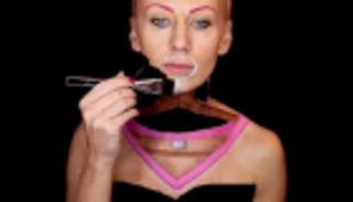 فتاة صربية تخفي وجهها ورقبتها بالمكياج 