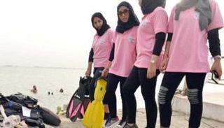 عدد من الغواصات يتجهزن للمشاركة في يوم الغواصات الدولي