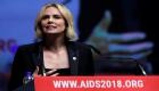 بالصور.. تشارليز ثيرون تشارك في مؤتمر دولي حول الإيدز