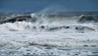 أرصاد الإمارات تحذر من اضطراب الموج في الخليج العربي