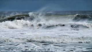 أرصاد الإمارات تحذر من اضطراب الموج في الخليج العربي