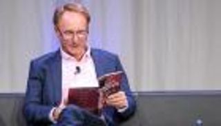 بماذا نصح الروائي الأمريكي دان براون الأدباء الشباب؟