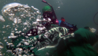 صورة لإحدى المتدربات في فريق "محيطات عائشة"